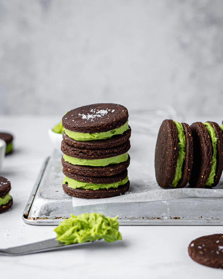 SANDWICH DI BISCOTTI AL CIOCCOLATO CON CREMA AL BURRO AL MATCHA